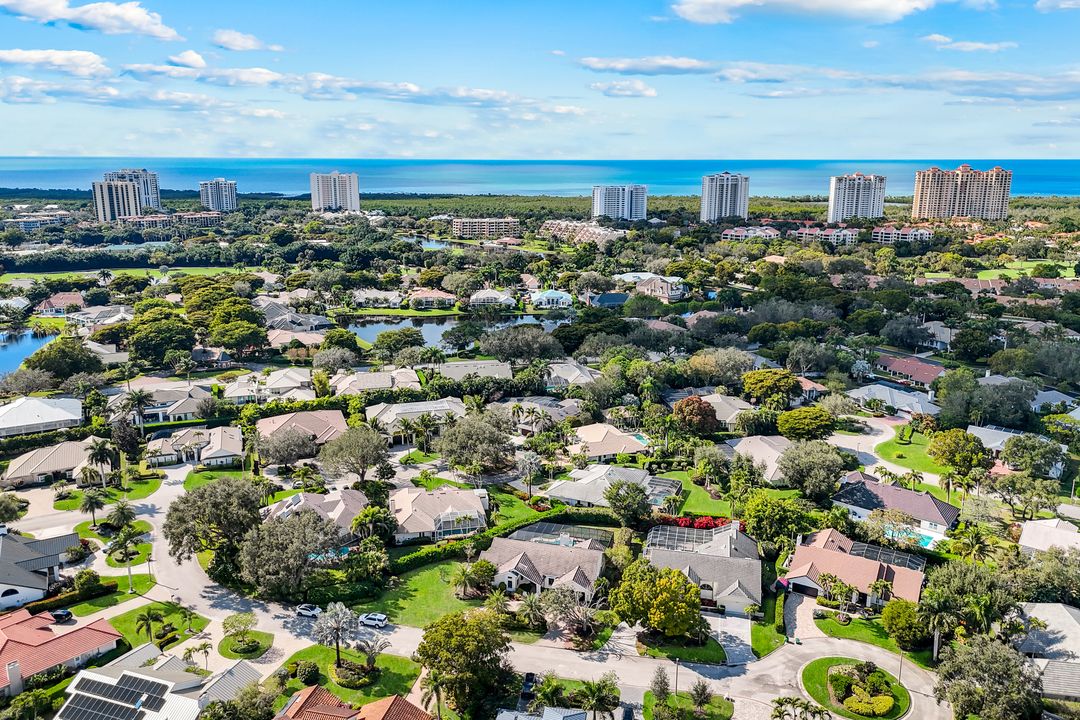 806 Knoll Wood Ct, Naples, FL 34108