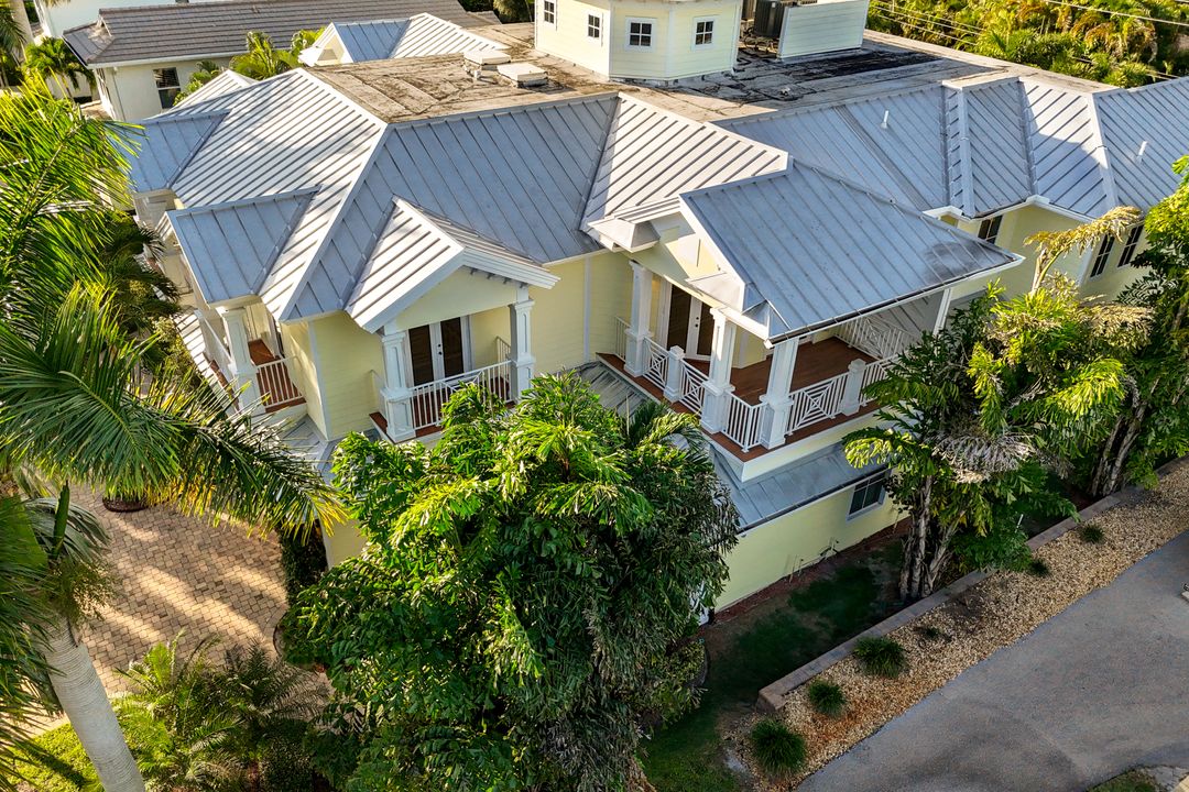 699 Fairway Terrace, Naples, FL 34103