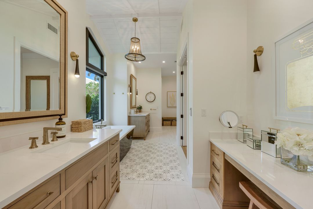 679 Rudder Rd, Naples, FL 34102