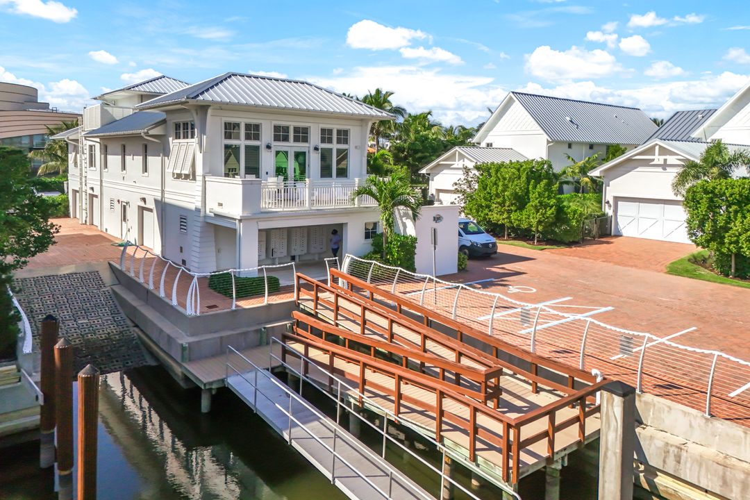 91 14th St S, Naples, FL 34102