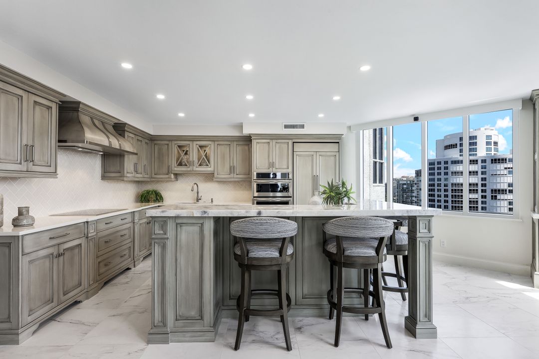 4041 Gulf Shore Blvd N #PH-6, Naples, FL 34103