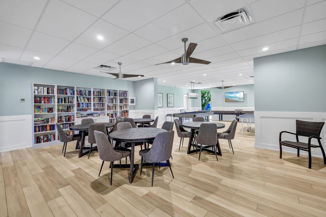 563 Park Shore Dr, Naples, FL 34103