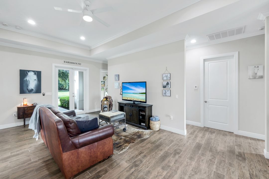 1960 Moulder Dr, Naples, FL 34120