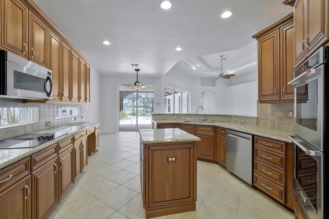 4923 Cerromar Dr, Naples, FL 34112