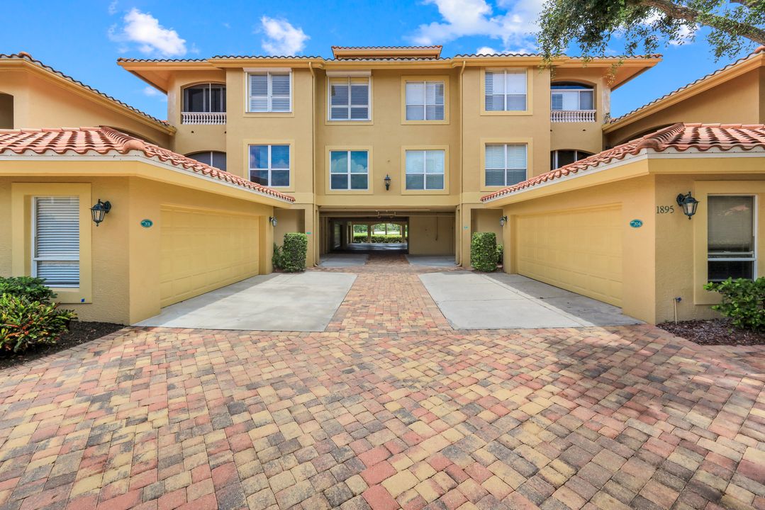 1895 Les Chateaux Blvd #302, Naples, FL 34109