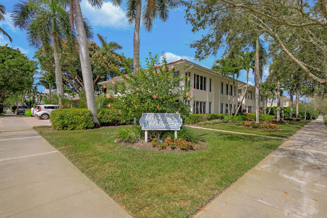 286 4th St S, Naples, FL 34102