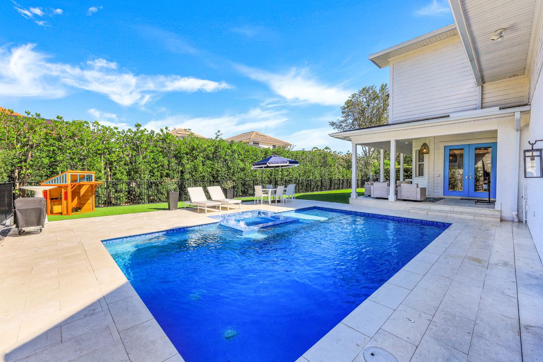 514 Corbel Dr, Naples, FL 34110