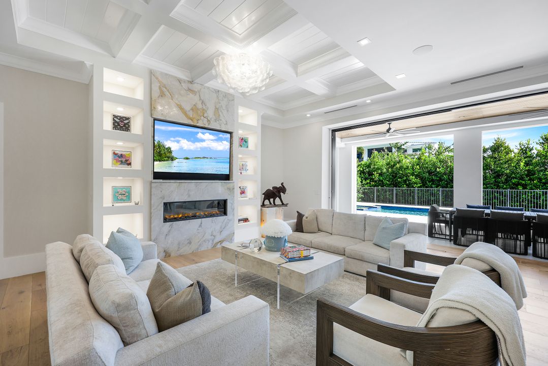 3190 Crayton Rd, Naples, FL 34103