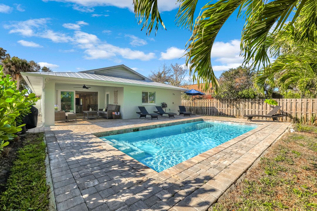 737 91st Ave N, Naples, FL 34108