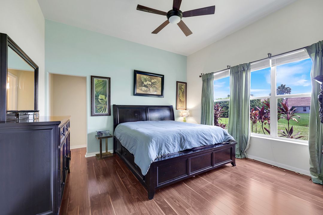 2010 Fairmont Ln, Naples, FL 34120