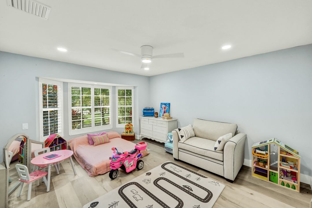 557 Parkwood Ln, Naples, FL 34103