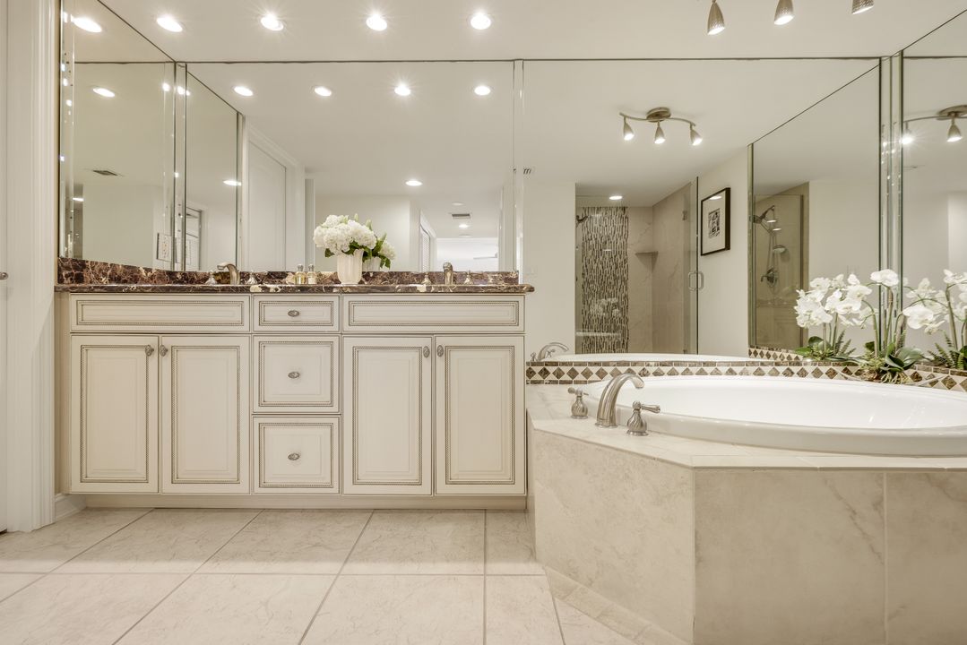 4451 Gulf Shore Blvd N #406, Naples, FL 34103