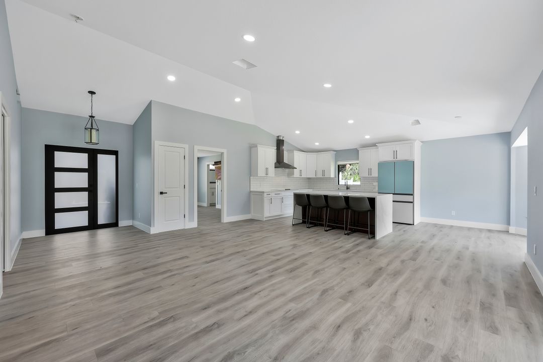 380 4th St NE, Naples, FL 34120