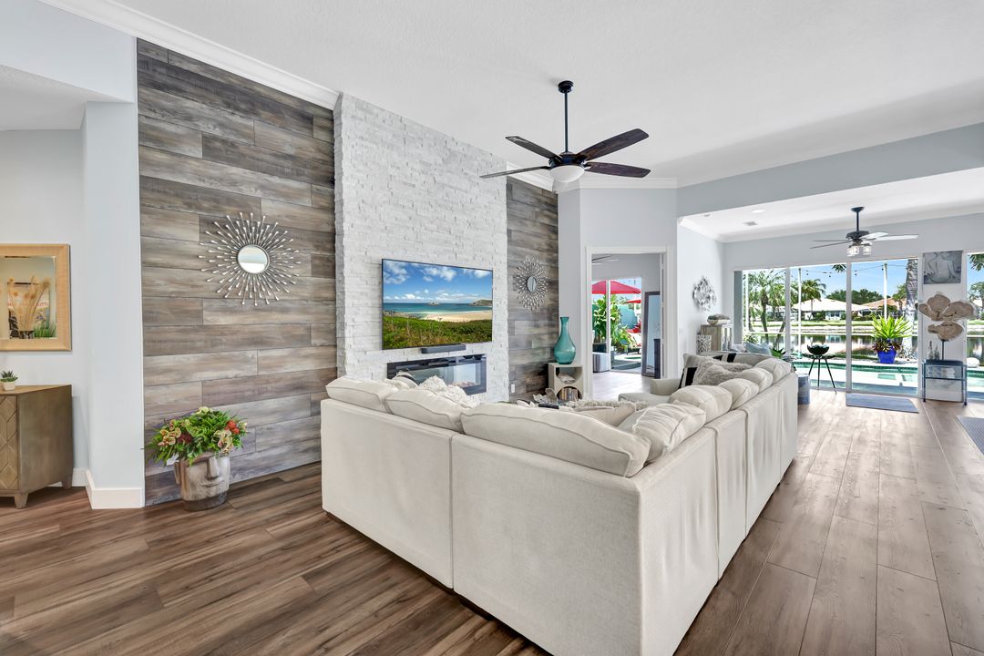 5441 Freeport Ln, Naples, FL 34119