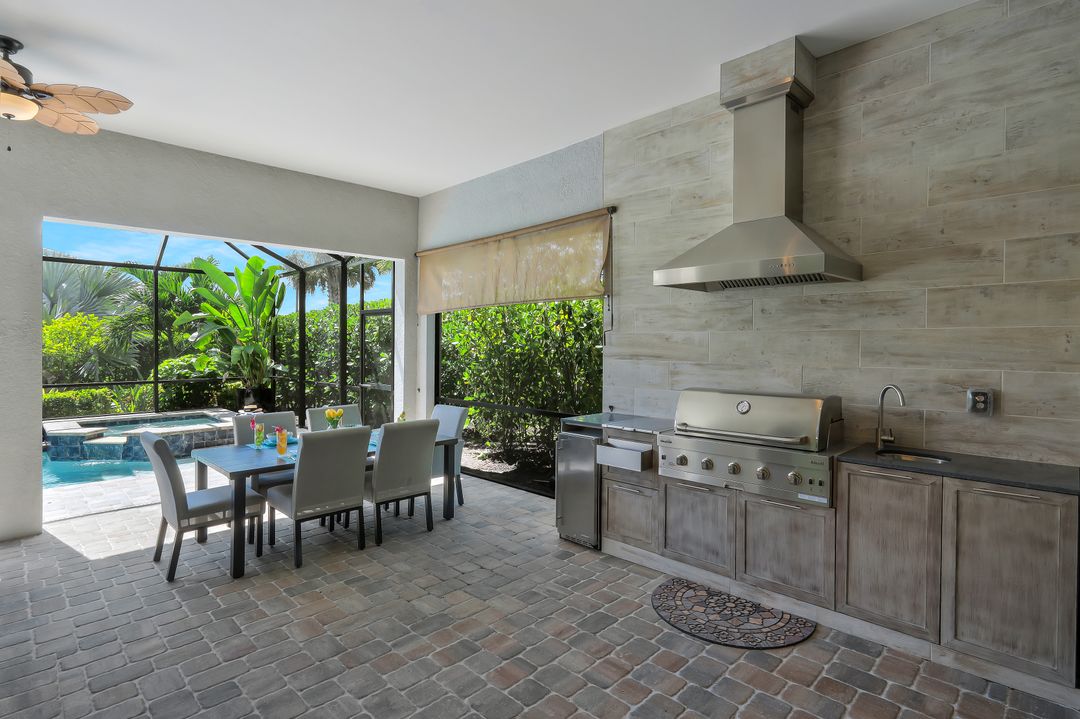 9640 Everglades Dr, Naples, FL 34120