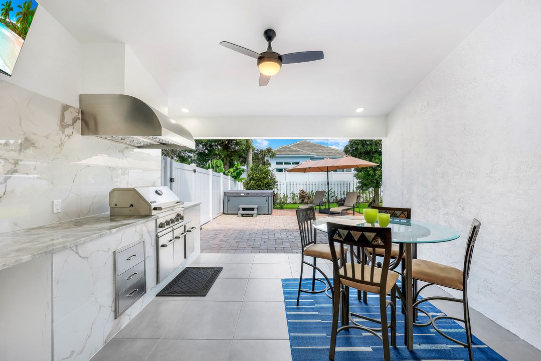 567 93rd Ave N, Naples, FL 34108