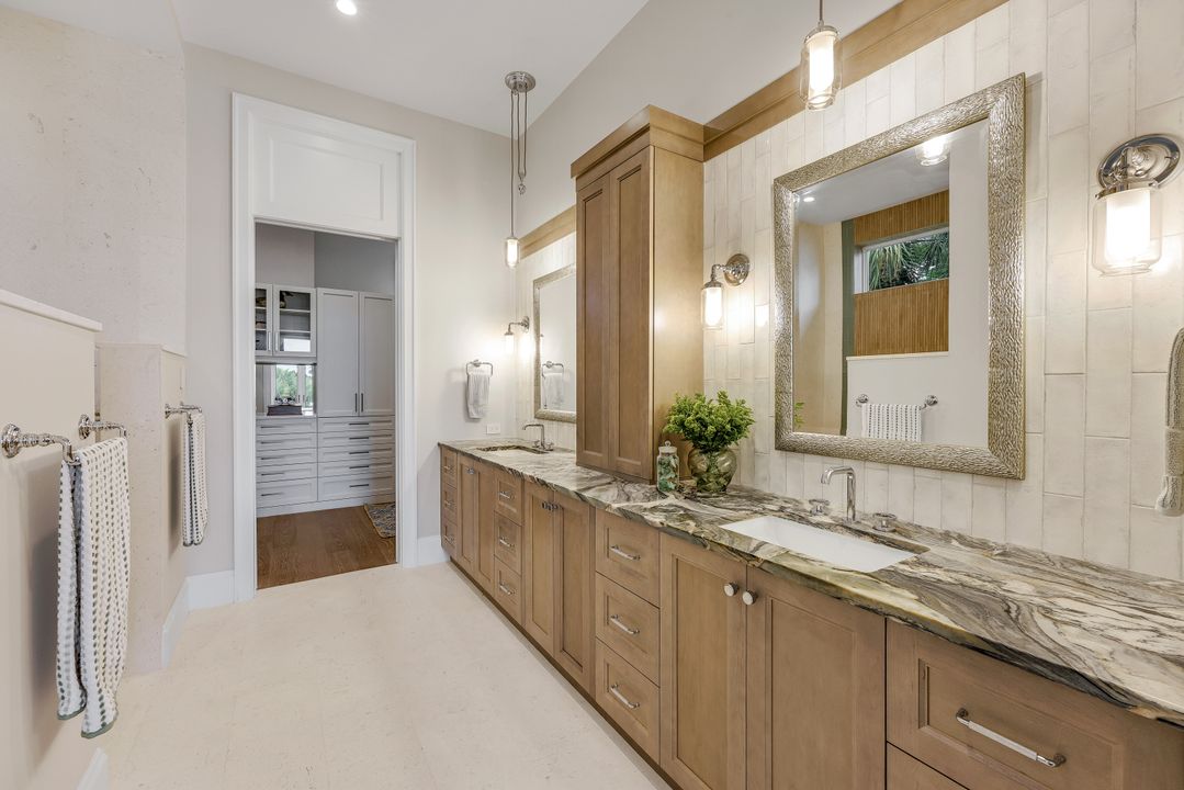 380 18th Ave S, Naples, FL 34102