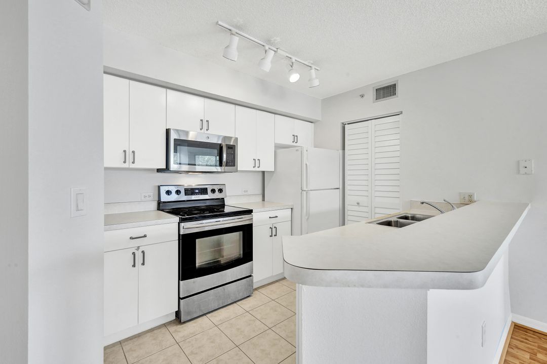 8880 Colonnades Ct W #427, Bonita Springs, FL 34135