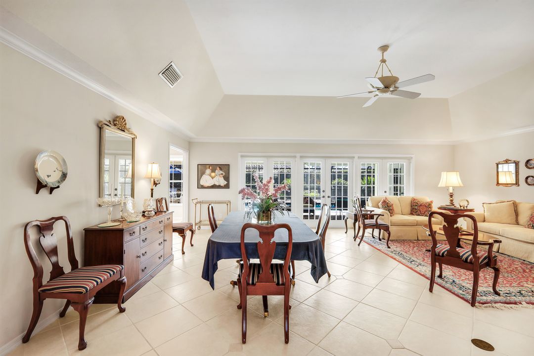 712 Pine Creek Ln, Naples, FL 34108