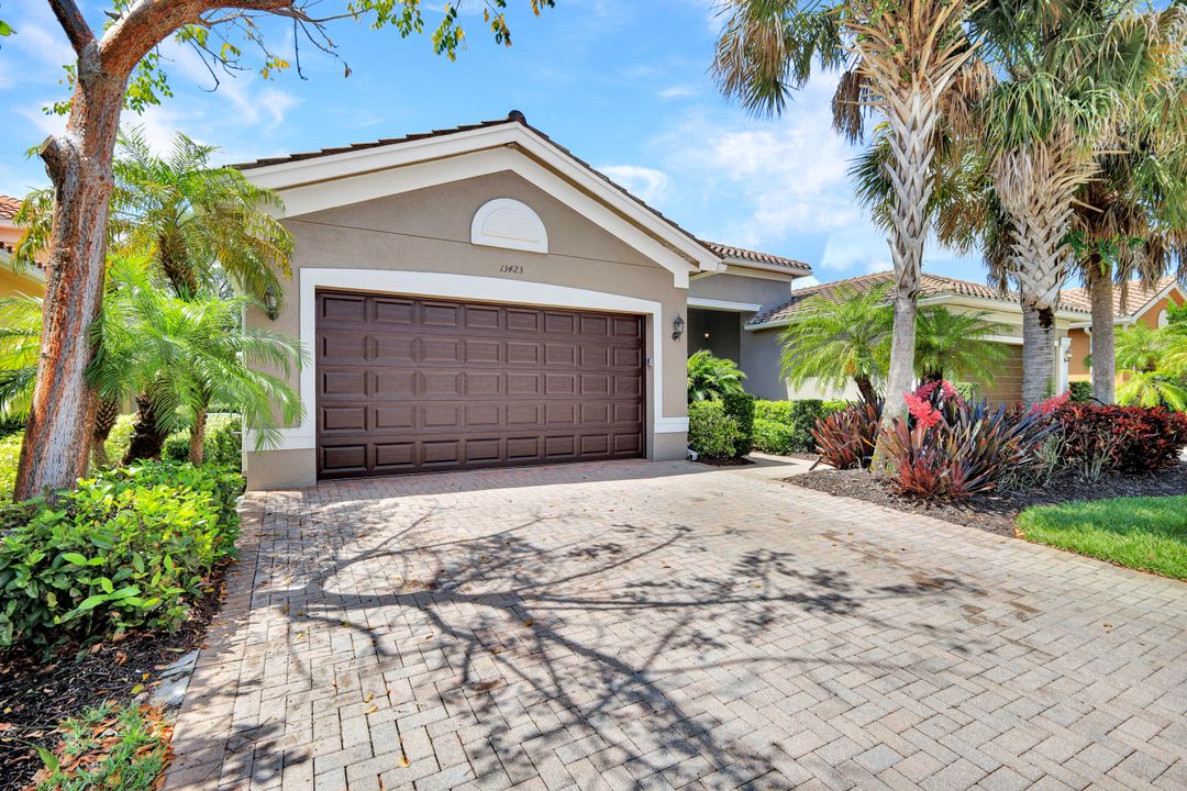 13423 Silktail Dr, Naples, FL 34109