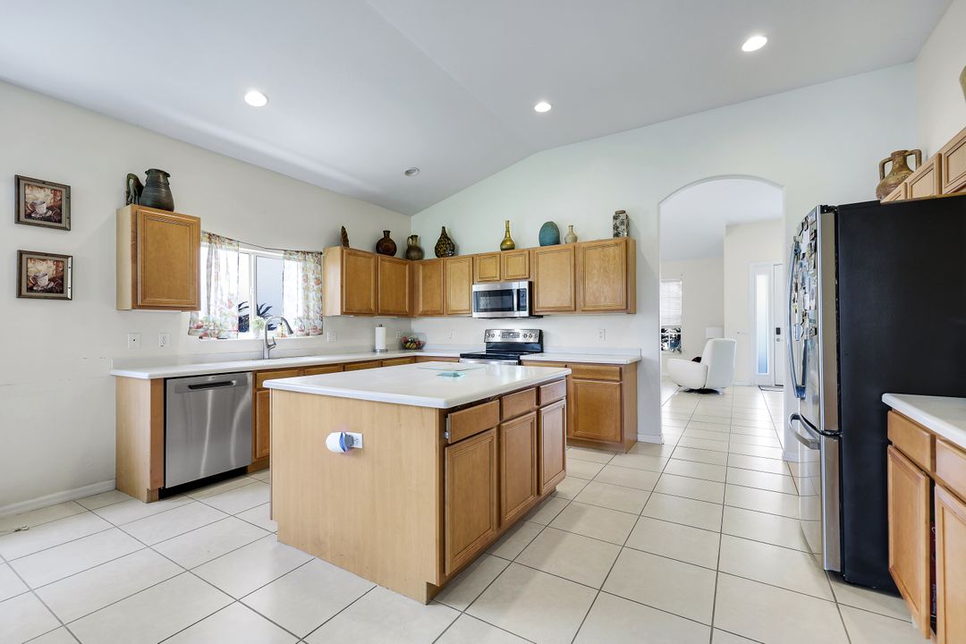 2010 Fairmont Ln, Naples, FL 34120