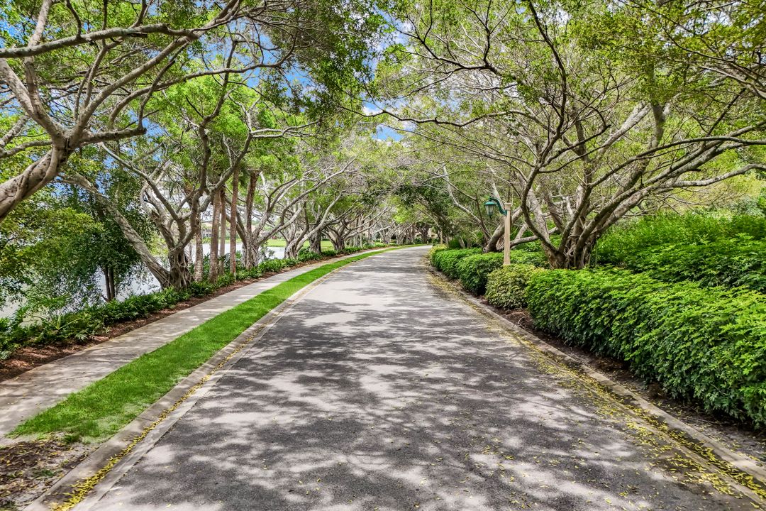 1895 Les Chateaux Blvd #302, Naples, FL 34109