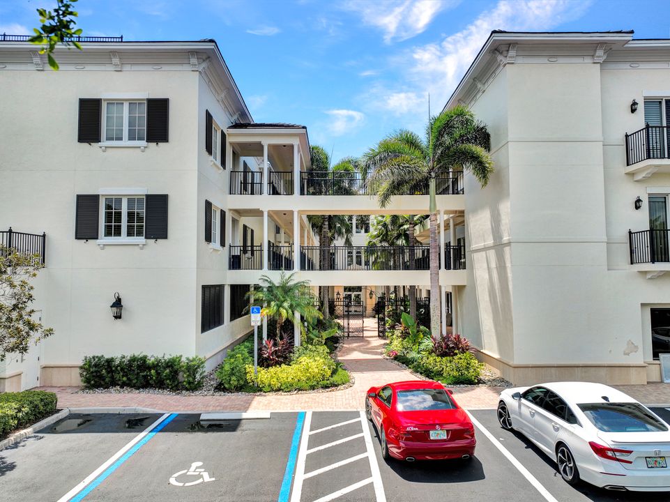 1400 Gulf Shore Blvd N #203, Naples, FL 34102