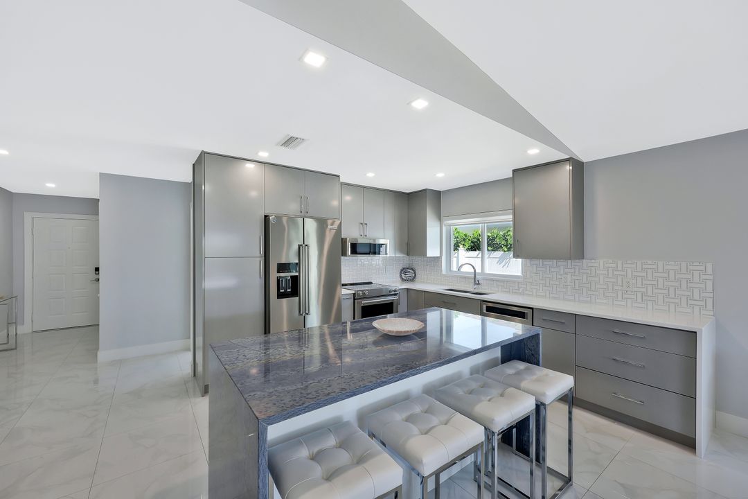 532 103rd Ave N, Naples, FL 34108