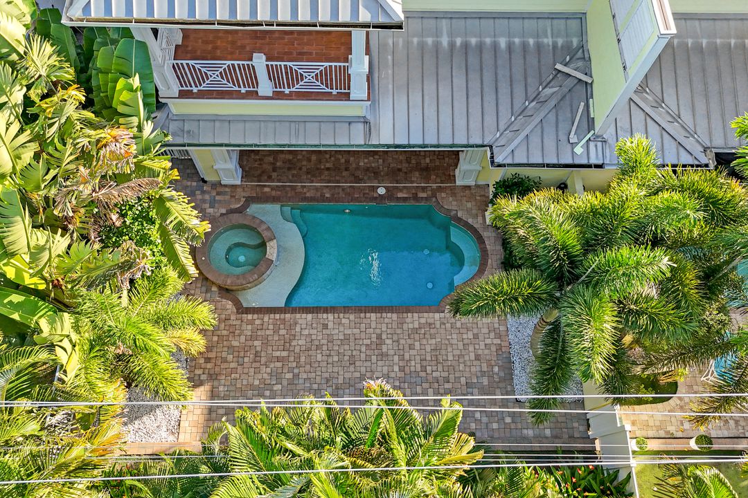 699 Fairway Terrace, Naples, FL 34103