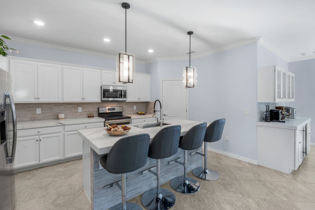 9445 Glenforest Dr, Naples, FL 34120