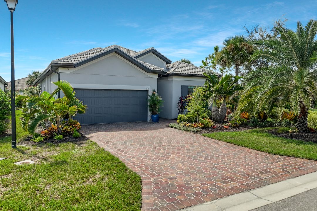9640 Everglades Dr, Naples, FL 34120