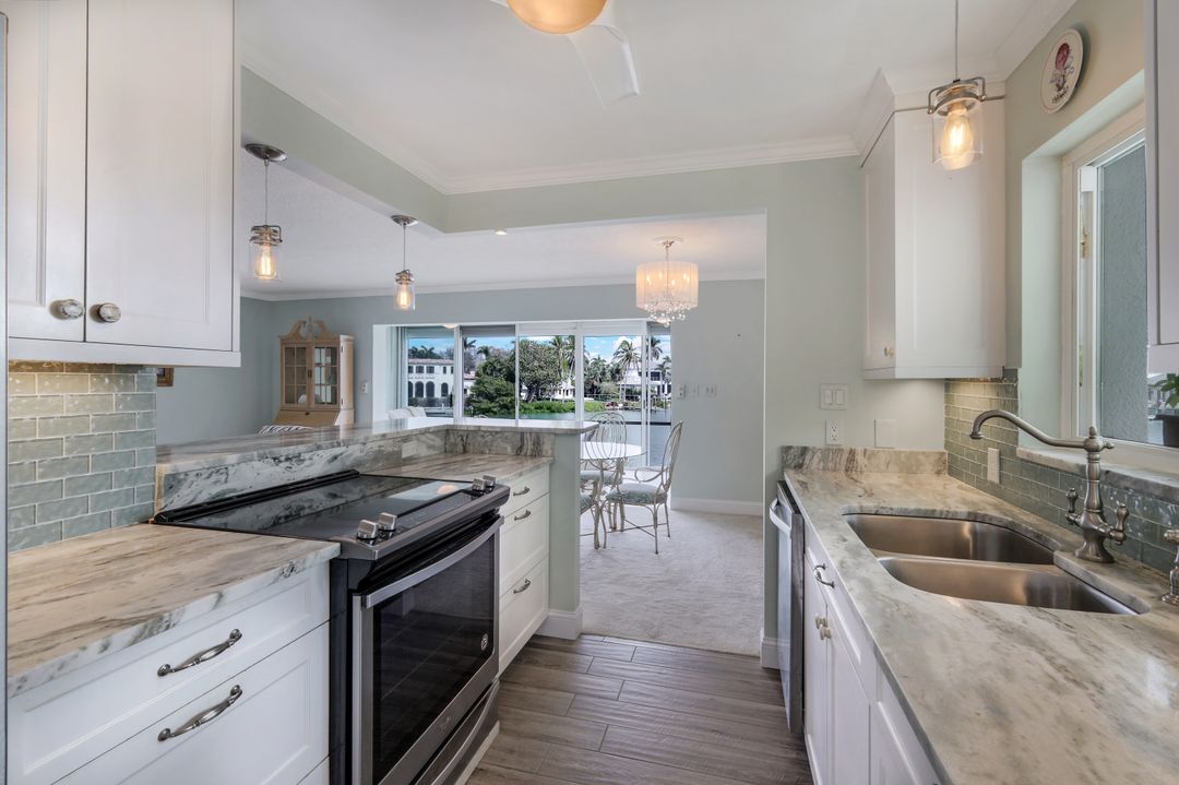 1910 Gulf Shore Blvd N #207, Naples, FL 34102