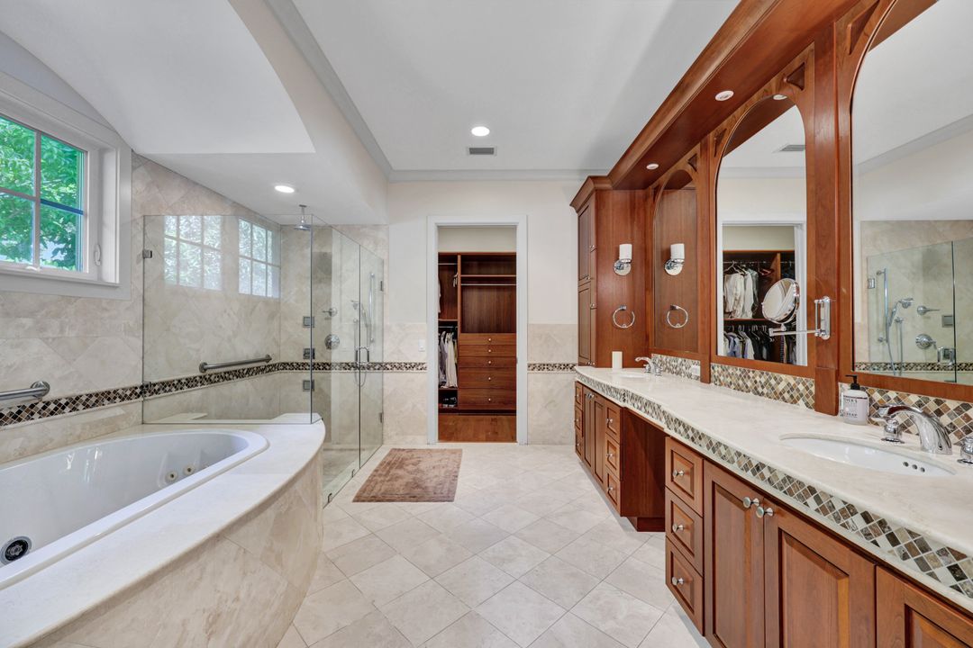 8840 Mariposa Ct, Naples, FL 34113