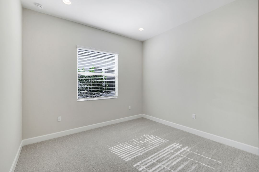 2565 Kingfisher Dr, Naples, FL 34112