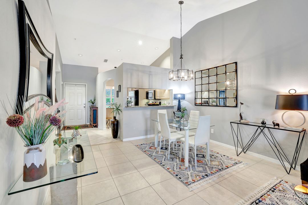 6270 Huntington Lakes Cir #204, Naples, FL 34119