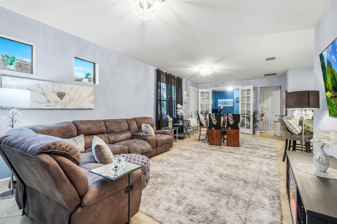 7659 Jacaranda Ln, Naples, FL 34114
