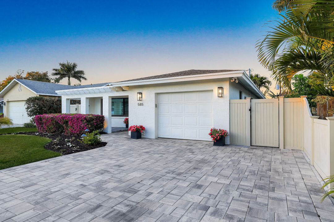 585 100th Ave N, Naples, FL 34108