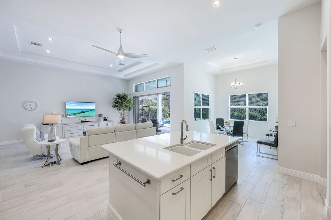 8959 Redonda Dr, Naples, FL 34114