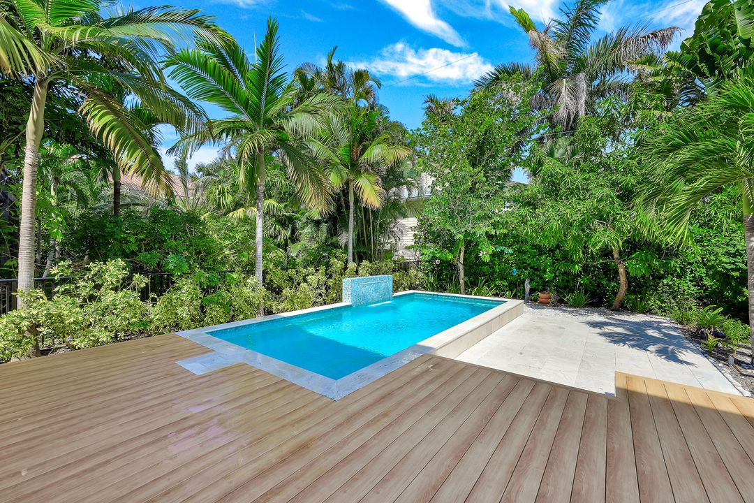 355 7th Ave S, Naples, FL 34102
