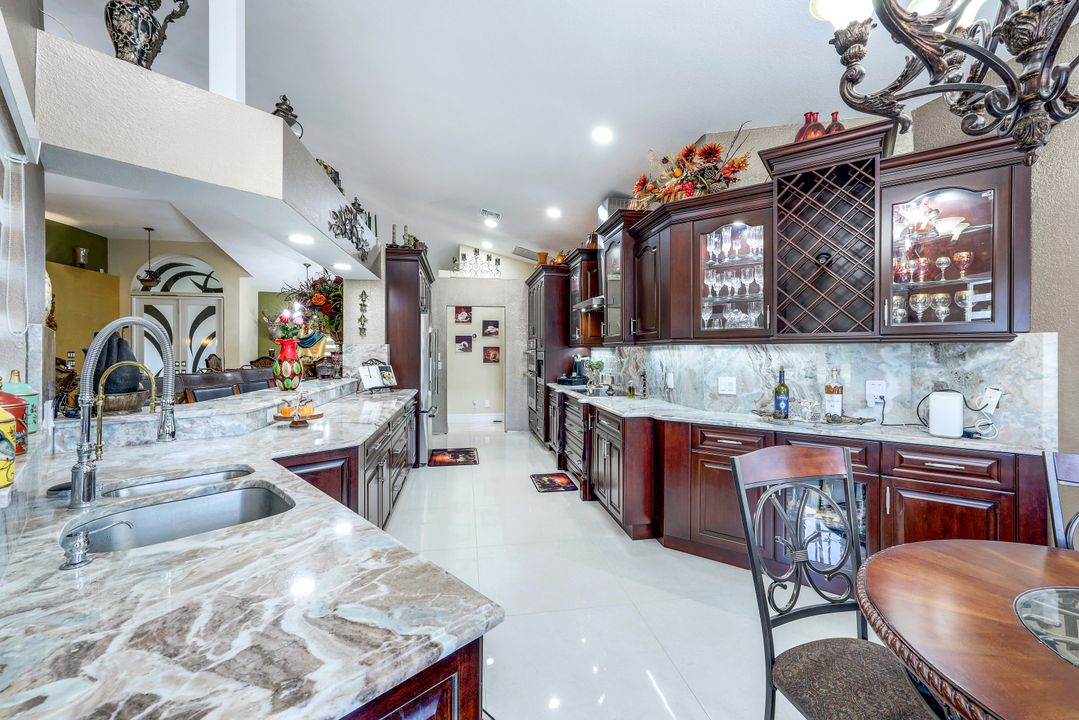 221 10th St SE, Naples, FL 34117