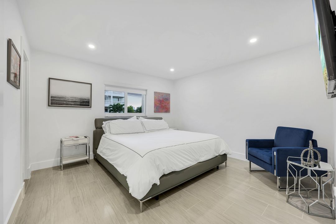 10002 Vanderbilt Dr, Naples, FL 34108