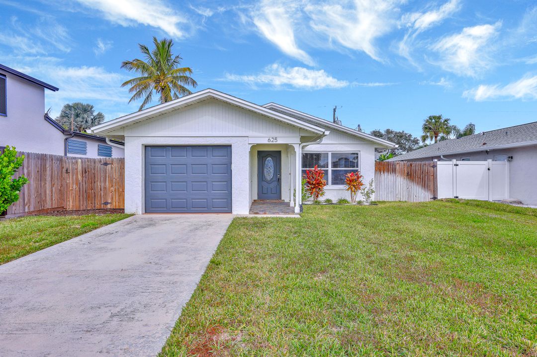 625 95th Ave N, Naples, FL 34108