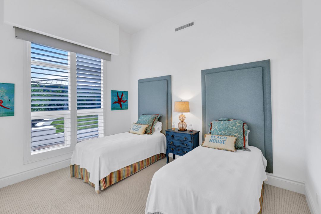 13675 Vanderbilt Dr #210, Naples, FL 34110