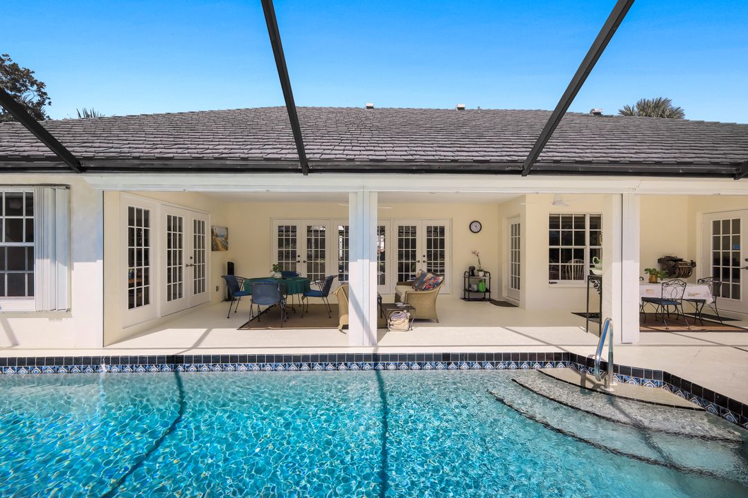 712 Pine Creek Ln, Naples, FL 34108