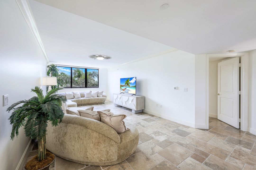 6597 Nicholas Blvd #306, Naples, FL 34108