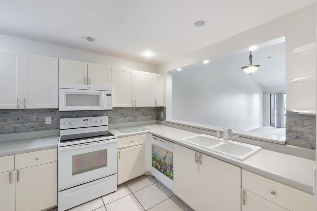 1228 Commonwealth Cir #203, Naples, FL 34116