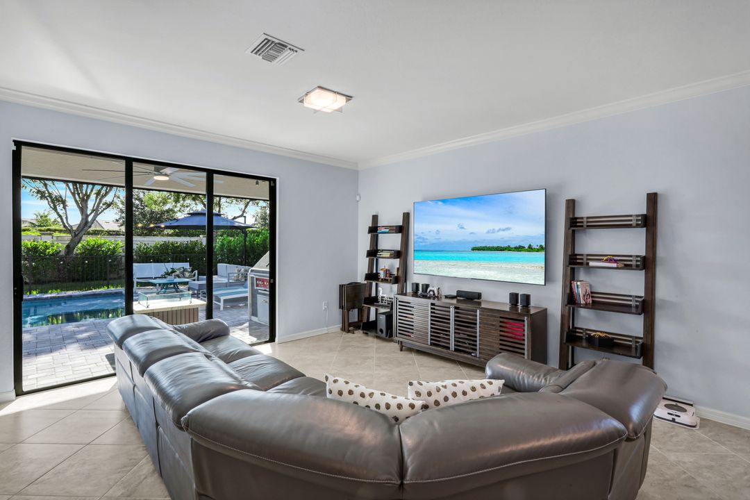 9445 Glenforest Dr, Naples, FL 34120