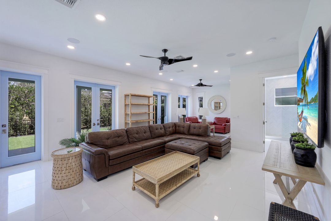 514 Corbel Dr, Naples, FL 34110