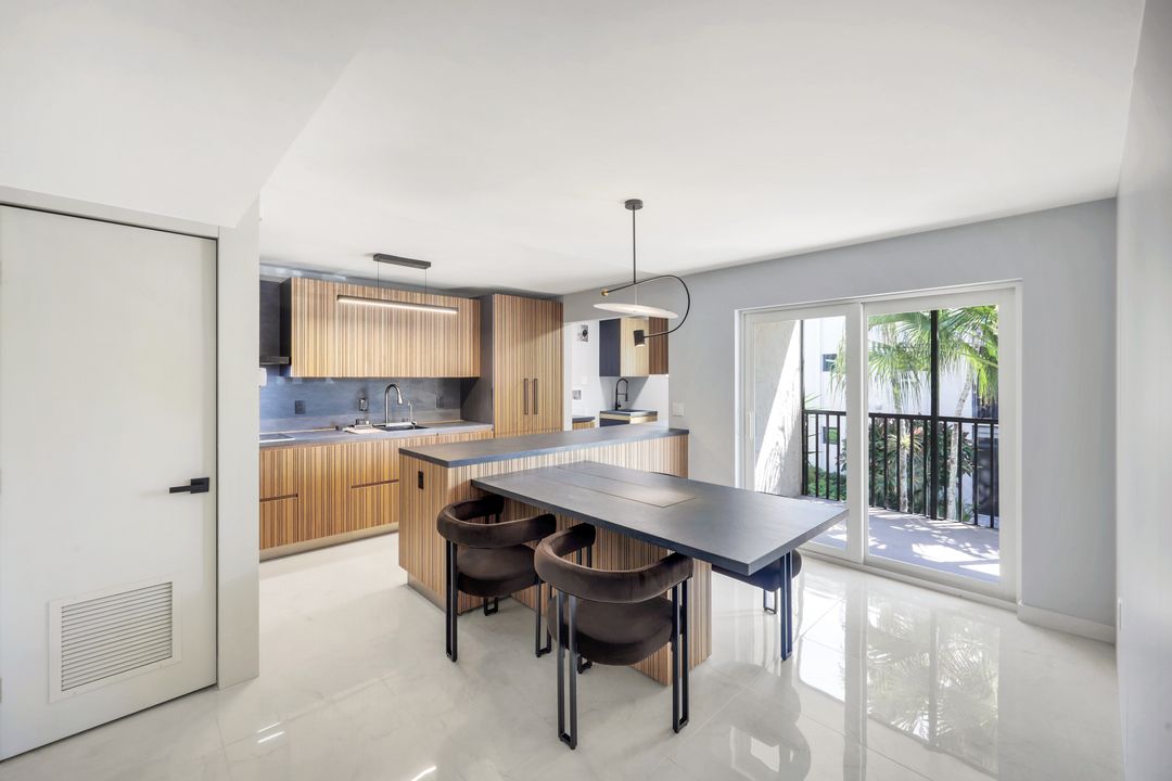 788 Park Shore Dr #E20, Naples, FL 34103