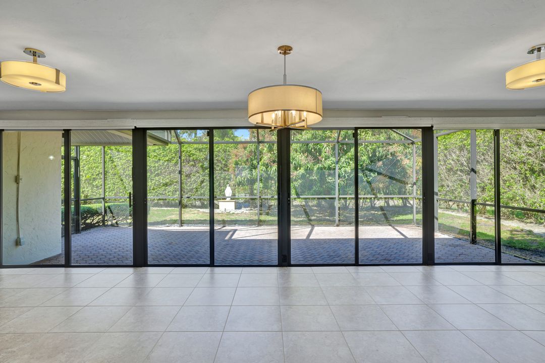 10631 Regent Cir, Naples, FL 34109